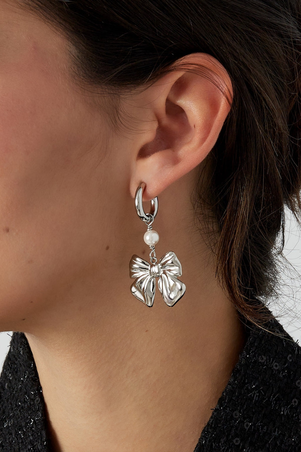 Statement oorbellen strikjes en parel in zilver