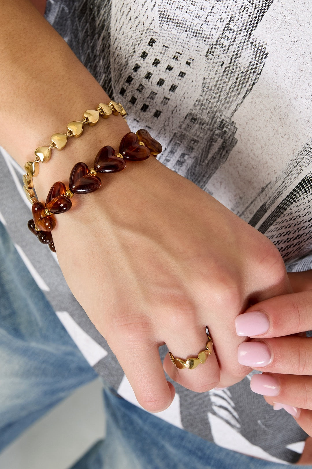 Kralenarmband met hartjes in het bruin om pols