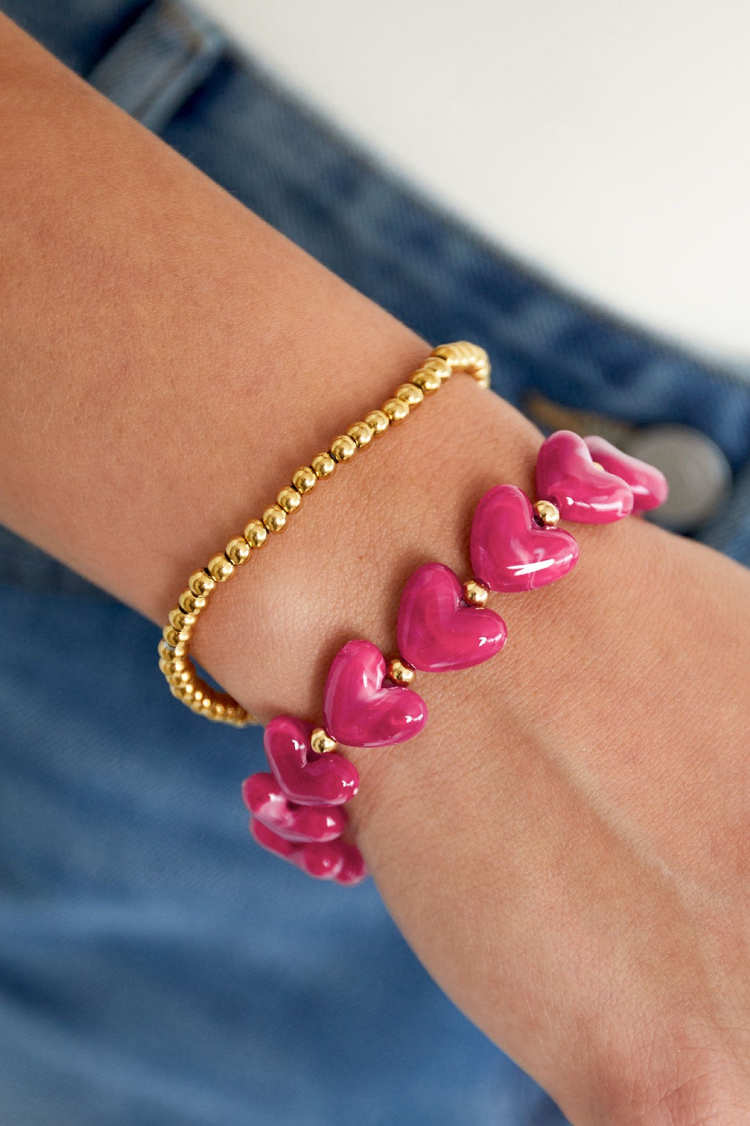 Kralen armband met hartjes om pols in roze kleur