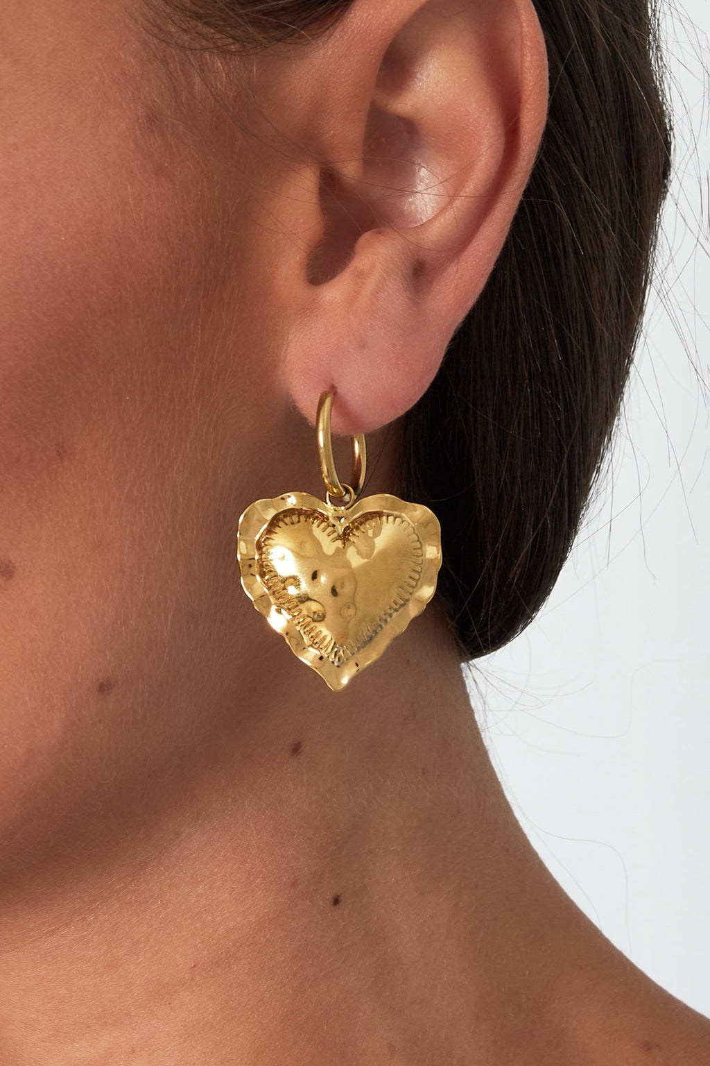 Grote statement oorbellen met hartjes in gouden kleur