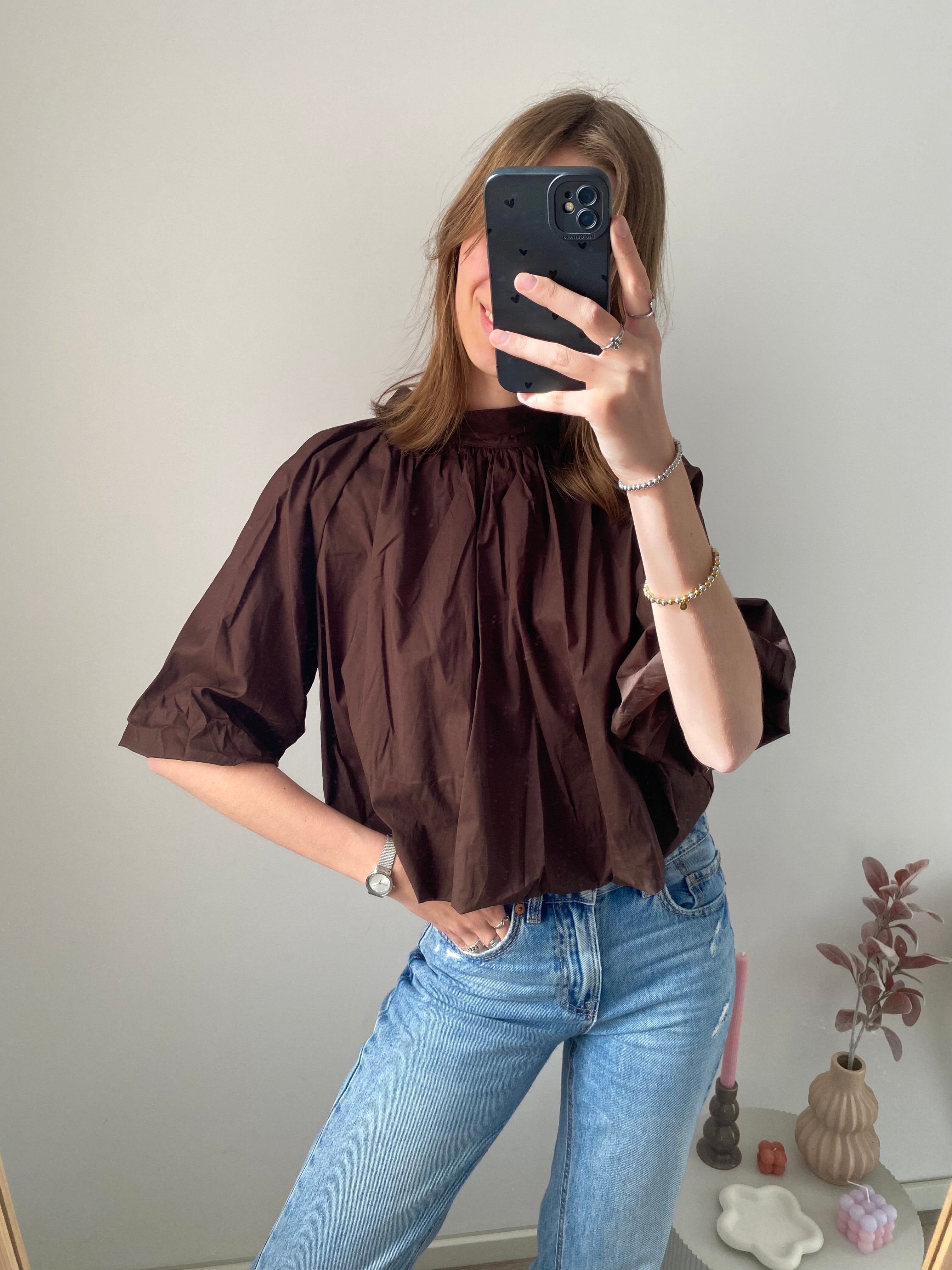 Blouse top met puffed effect, halflange mouw en strik in de nek in het bruin
