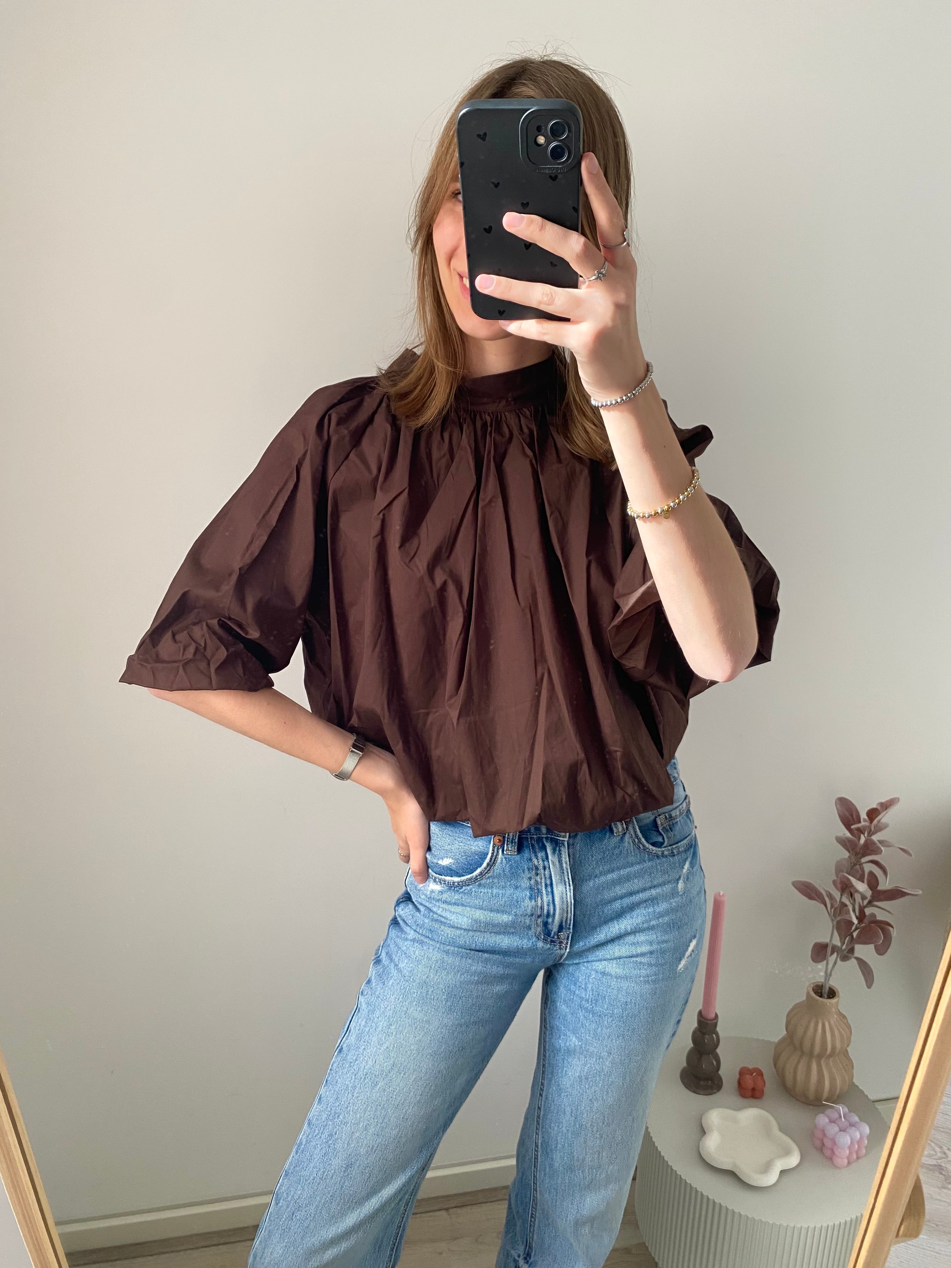 Blouse top met puffed effect, halflange mouw en strik in de nek in het bruin
