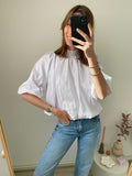 Blouse met halflange mouw, strik in de nek en pof effect in het wit