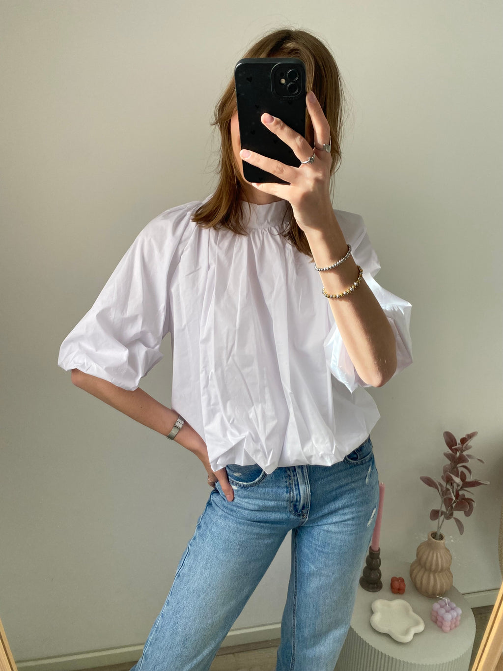 Blouse met halflange mouw, strik in de nek en pof effect in het wit