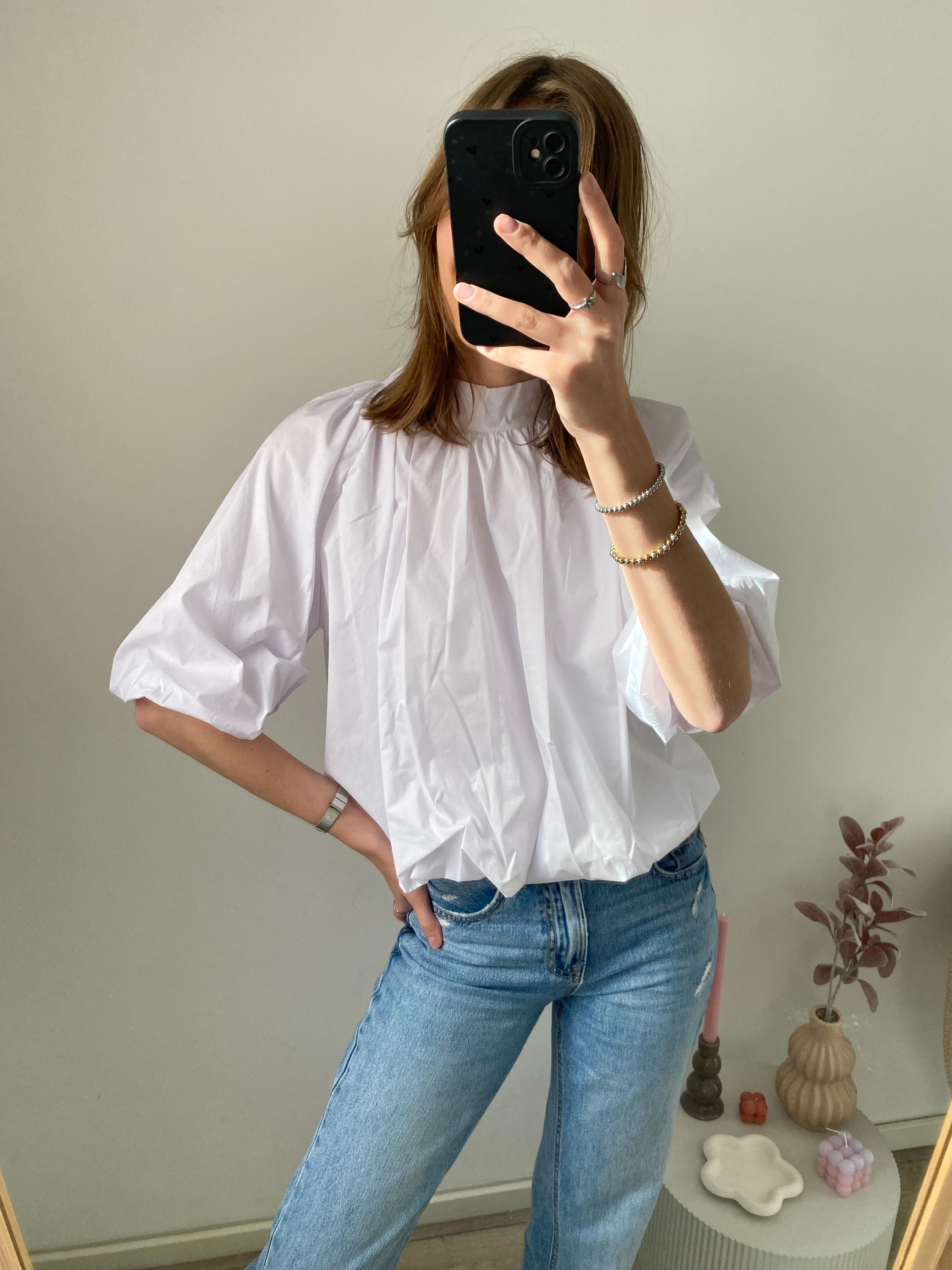 Blouse met halflange mouw, strik in de nek en pof effect in het wit