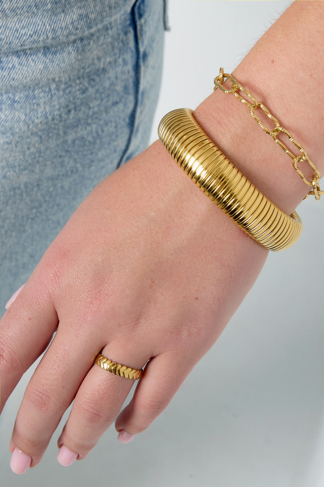 Statement bangle armband voor om je kleding goud