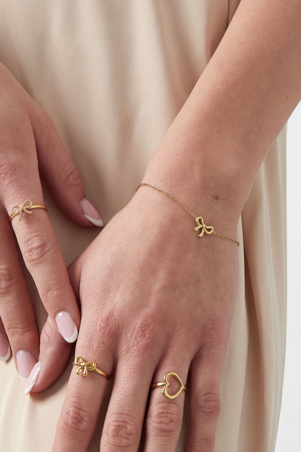 Strikjes armband in het goud om pols