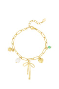 Bedelarmband met schakels en bedels van strik, hart en parel in het goud