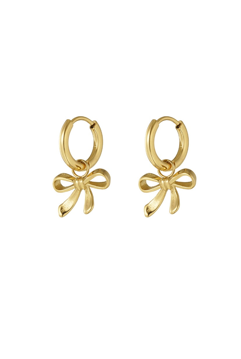 Subtiele oorbel hangers strikjes goud
