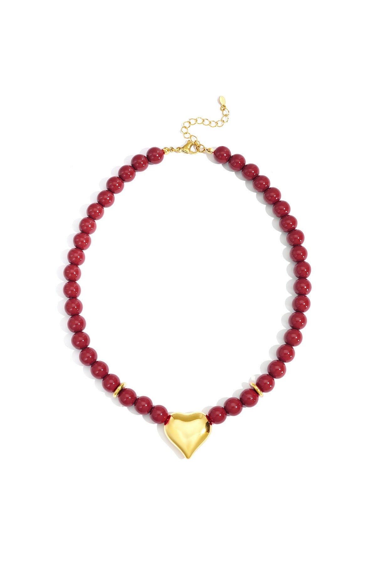 Kralenketting met kleine kralen in bordeaux kleur en hart bedel goud
