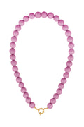 Kralenketting met middelgrote intense roze kralen en gouden ronde sluiting