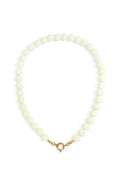 Kralenketting met middelgrote kralen in witte kleur