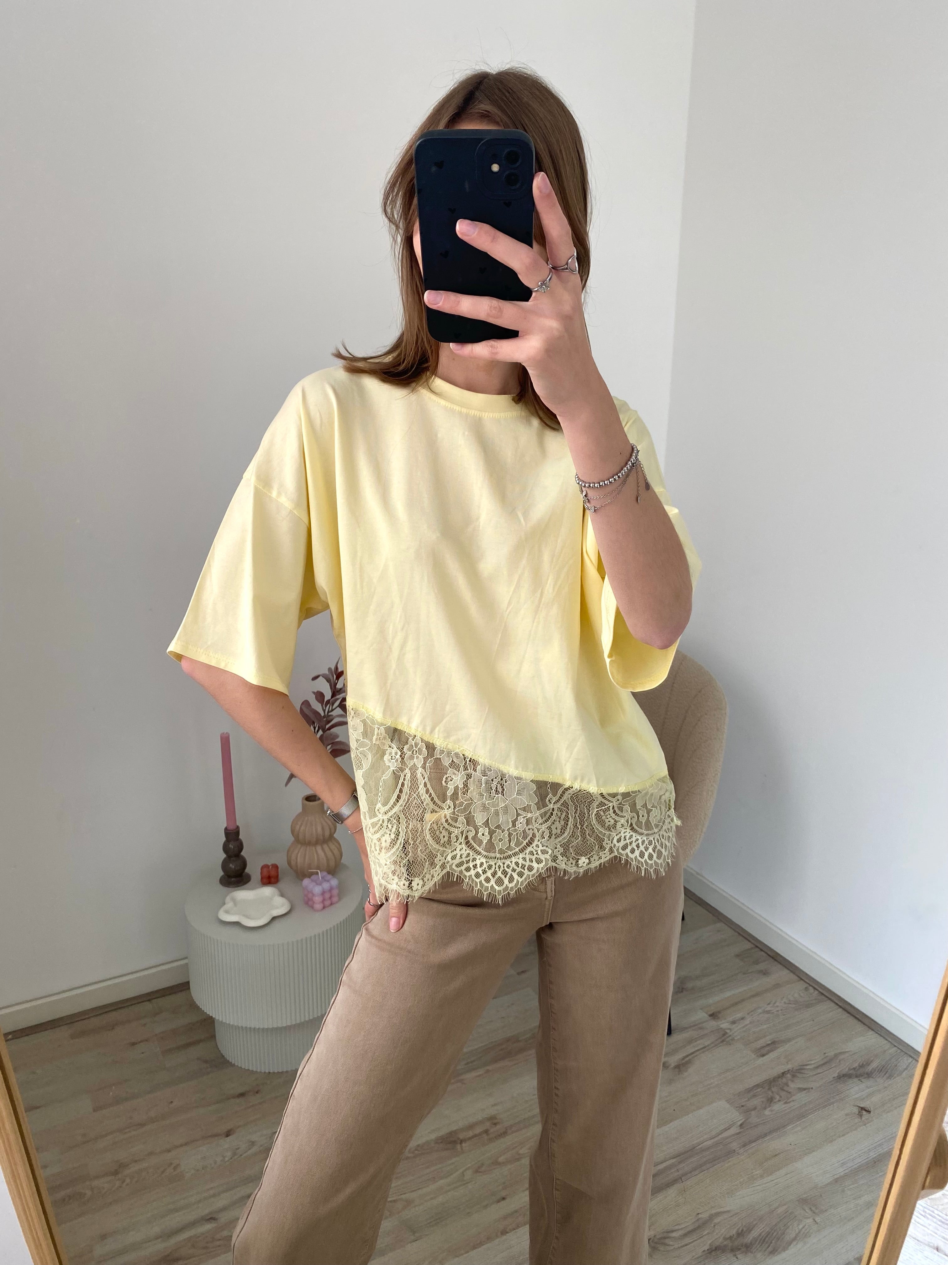 Shirt met korte mouw en kant aan de onderkant in het geel
