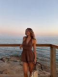 Korte playsuit met halterbandjes en overslag detail in bruine kleur
