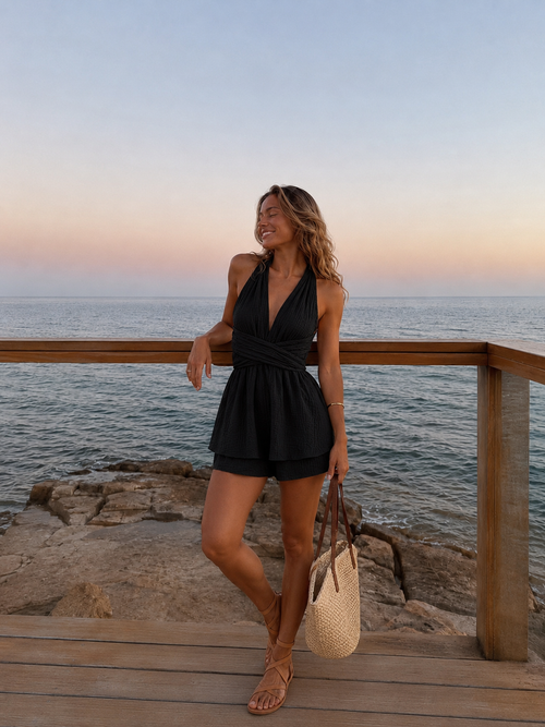 Korte playsuit met halterbandjes en overslag detail in zwarte kleur