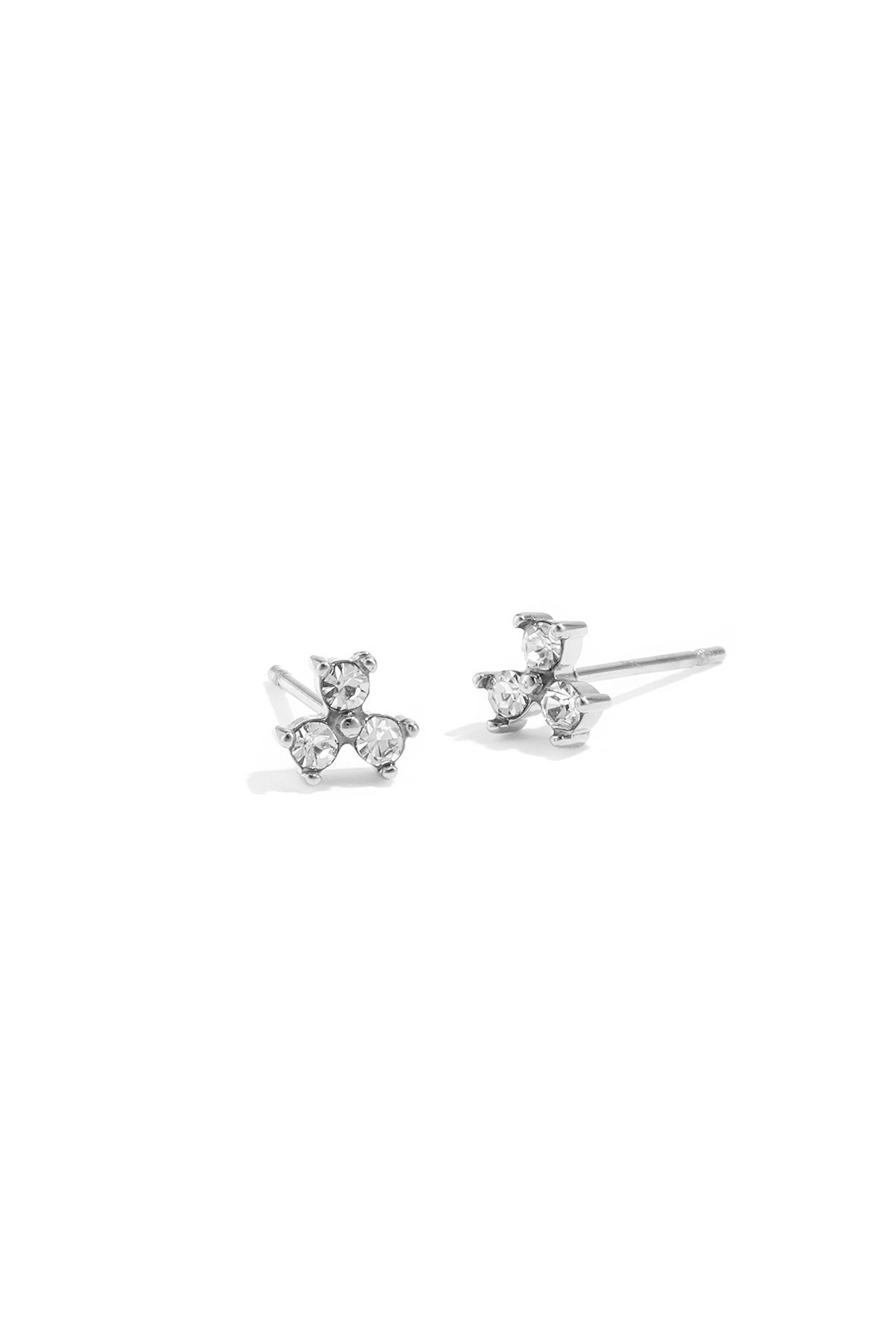 Stud oorbellen met drie diamenten in het zilver