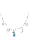 Bedelketting met verschillende bedels in zilver