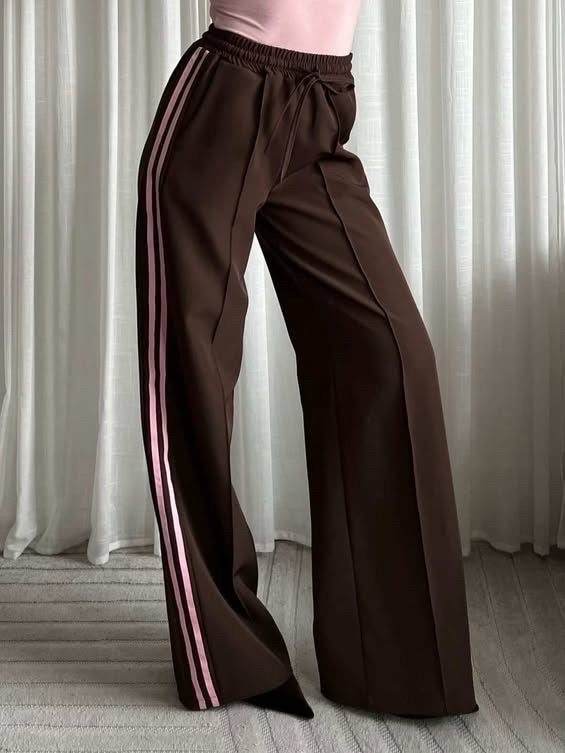 Broek in het bruin met roze streep aan de zijkant