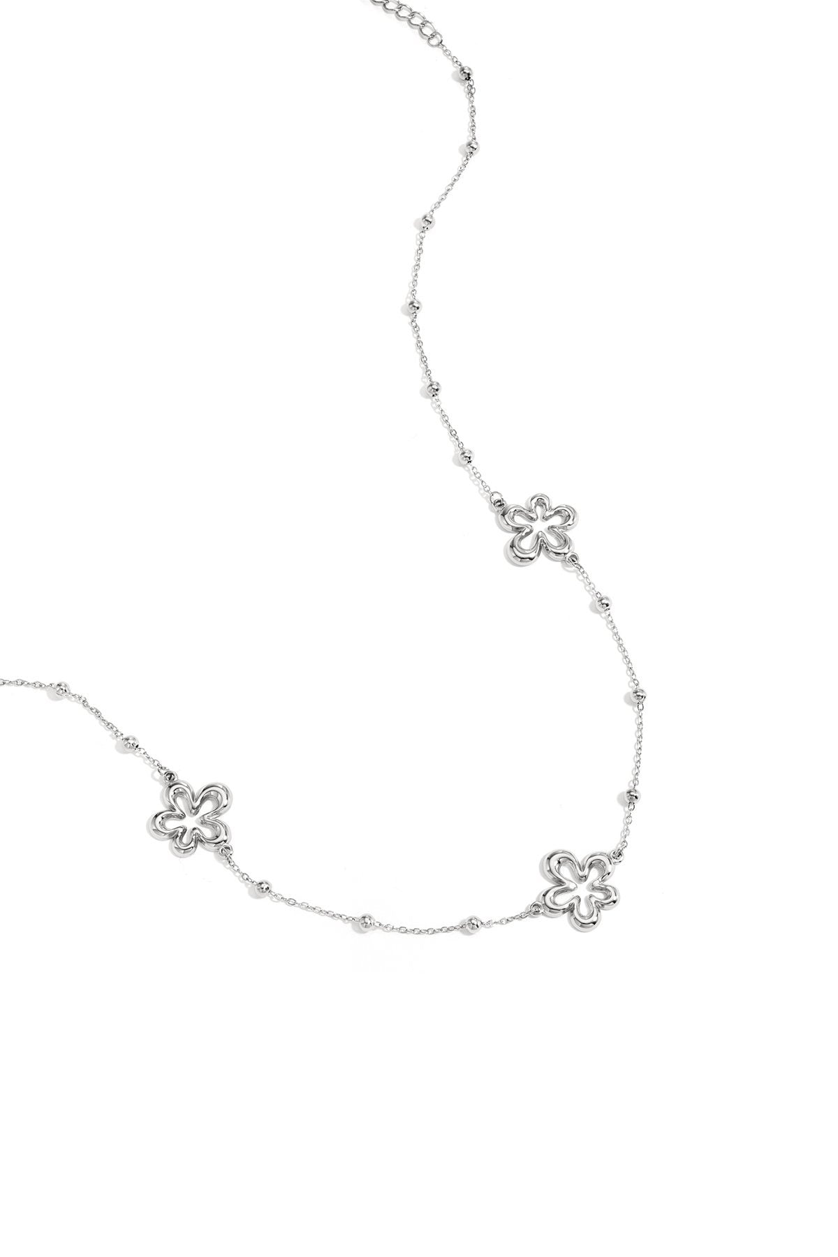 Ketting met bloemen in het zilver