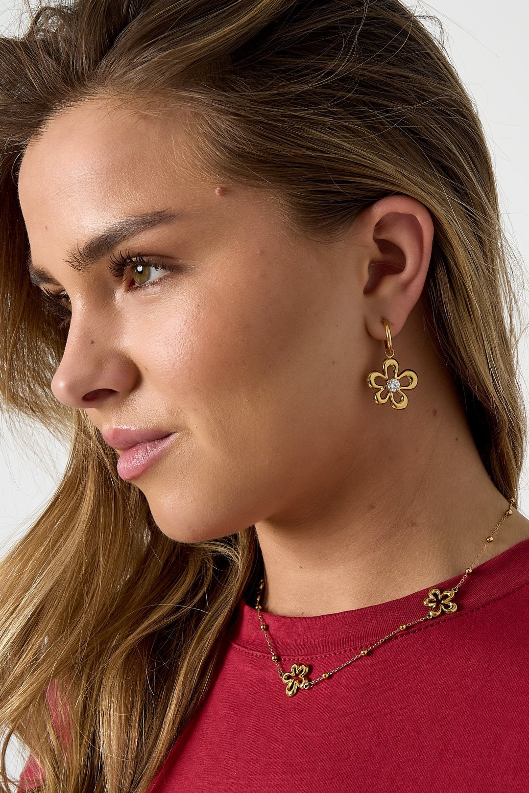 Oorbellen met bloemen en diamanten steentjes in het goud