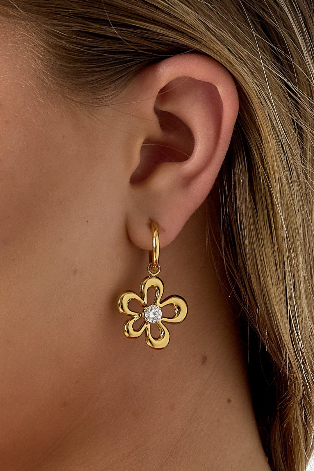 Oorbellen met bloemen en diamanten steentjes in het goud