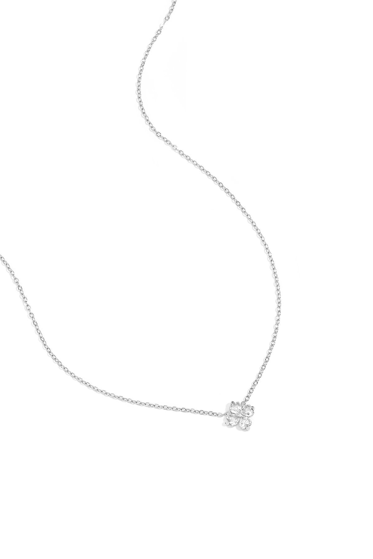 Ketting met minimalistische klaver van diamanten steentjes in het zilver