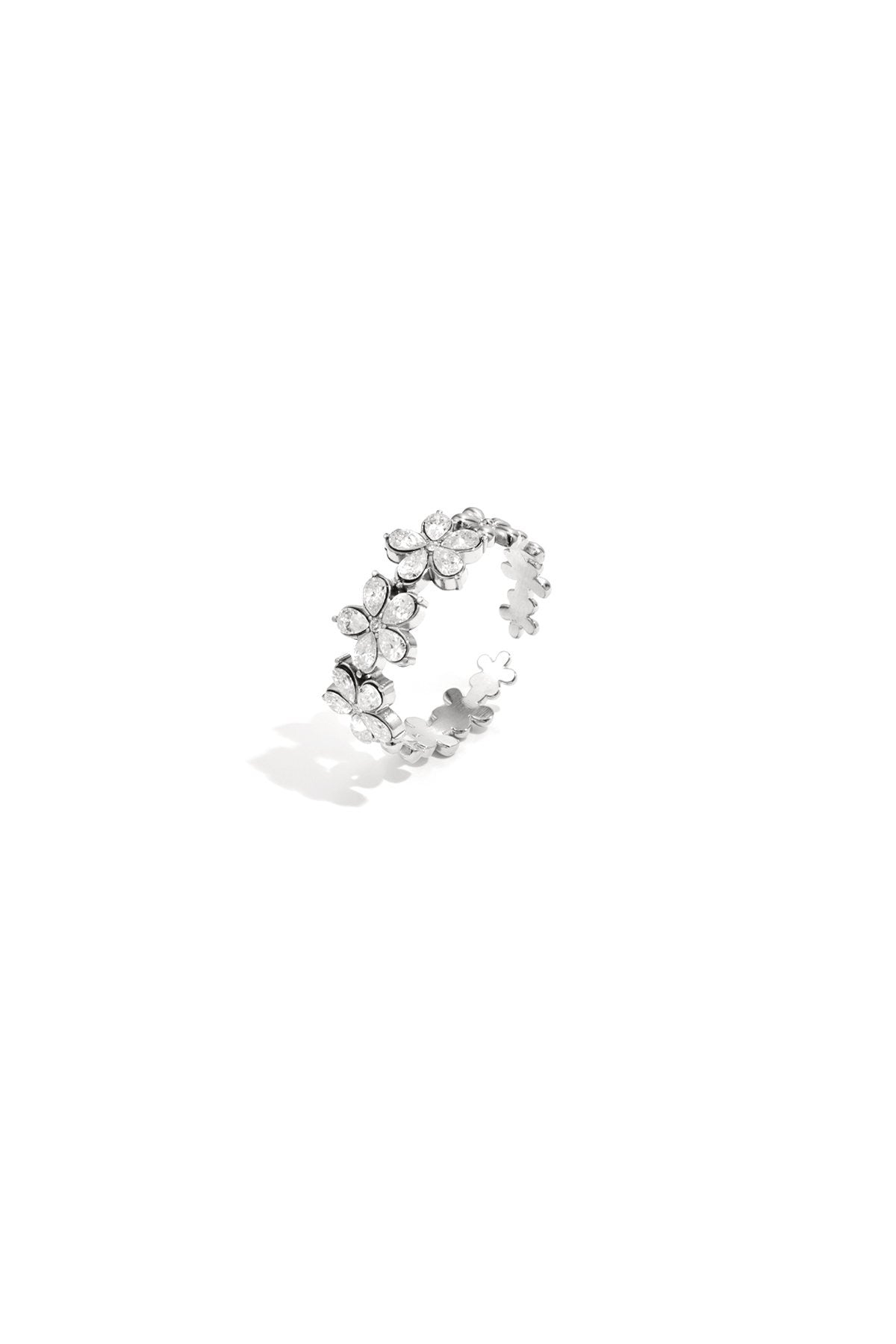Glitterende ring met bloemen in het zilver