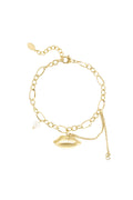 Goudkleurige subtiele armband met bedel van lipjes en parel hanger