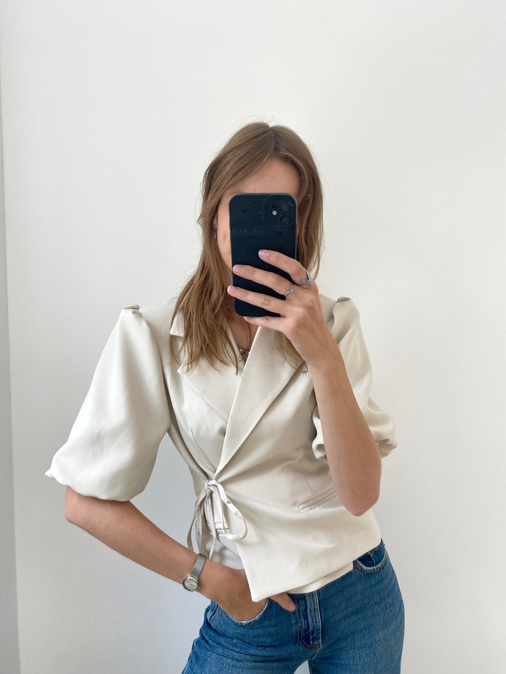 Blazer met korte mouw en strik in creme kleur