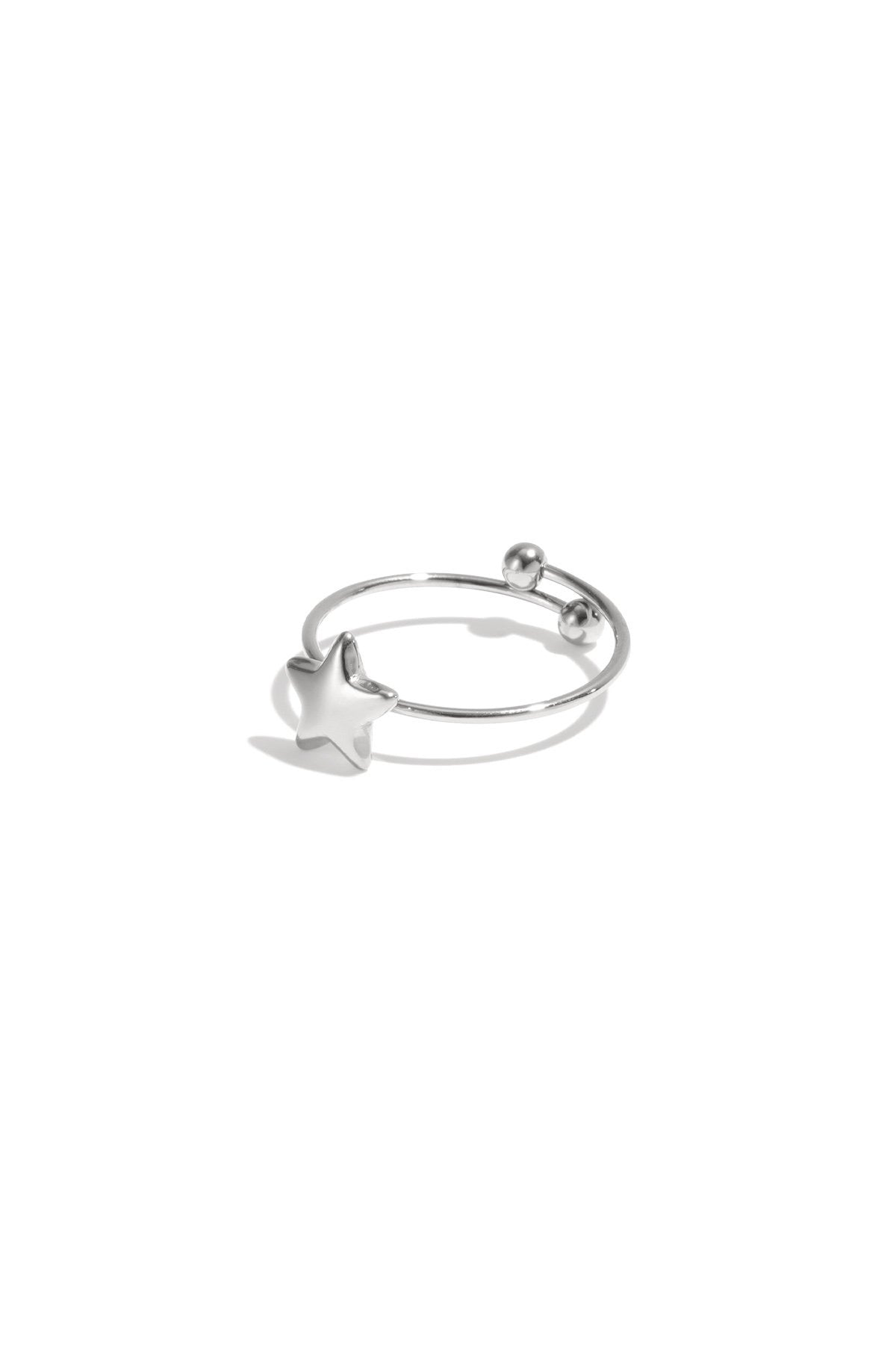 Ring met klein sterretje in het zilver