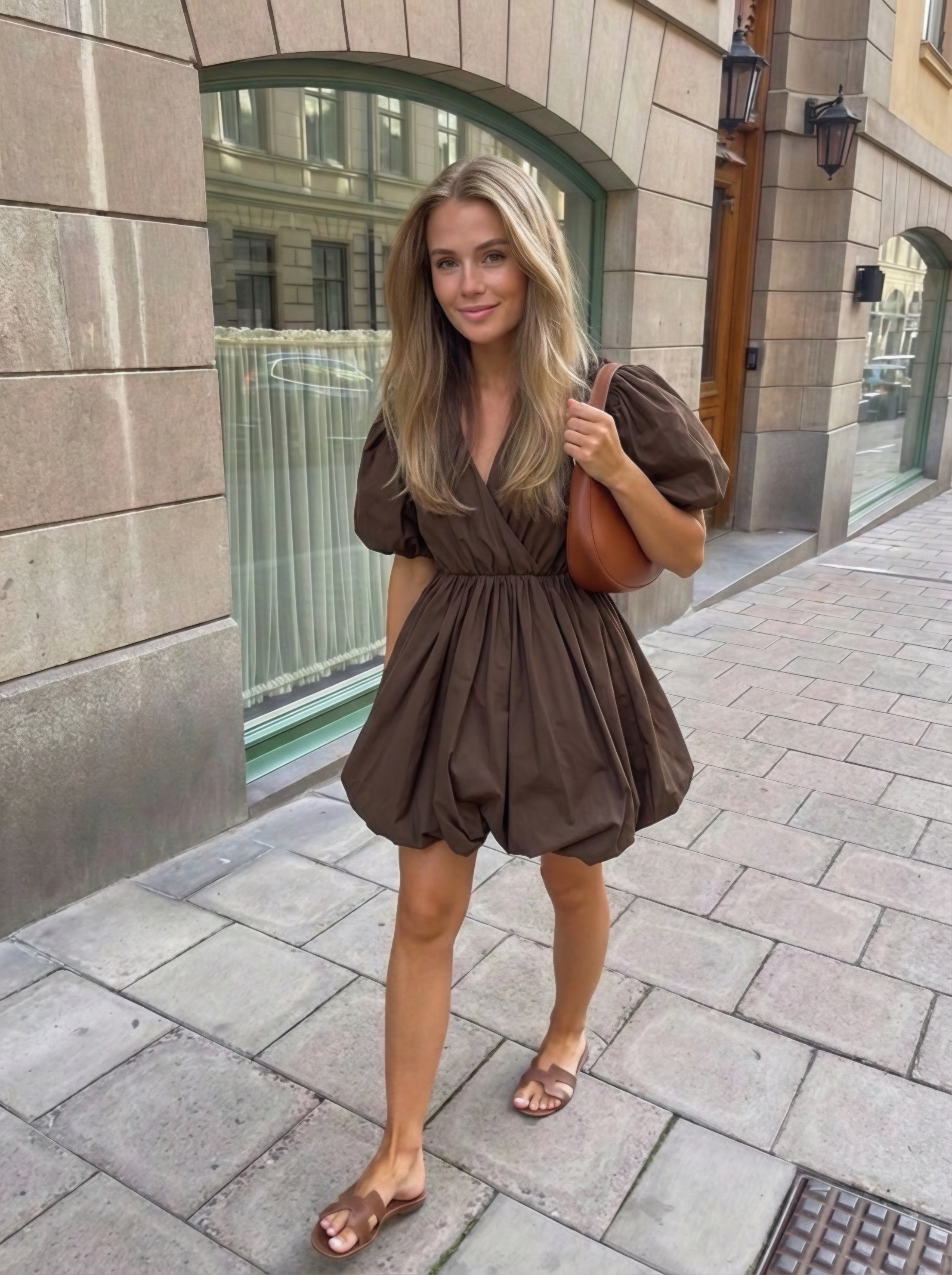 Kort zomerjurkje met trendy ballon effect en pofmouwen in het bruin