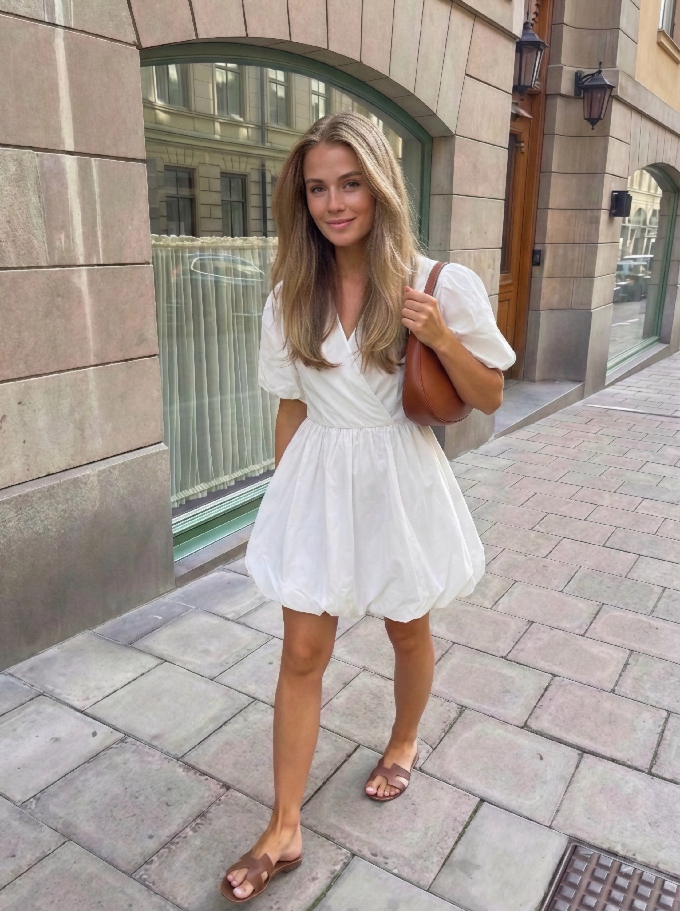 Kort zomerjurkje in een witte kleur met ballon effect