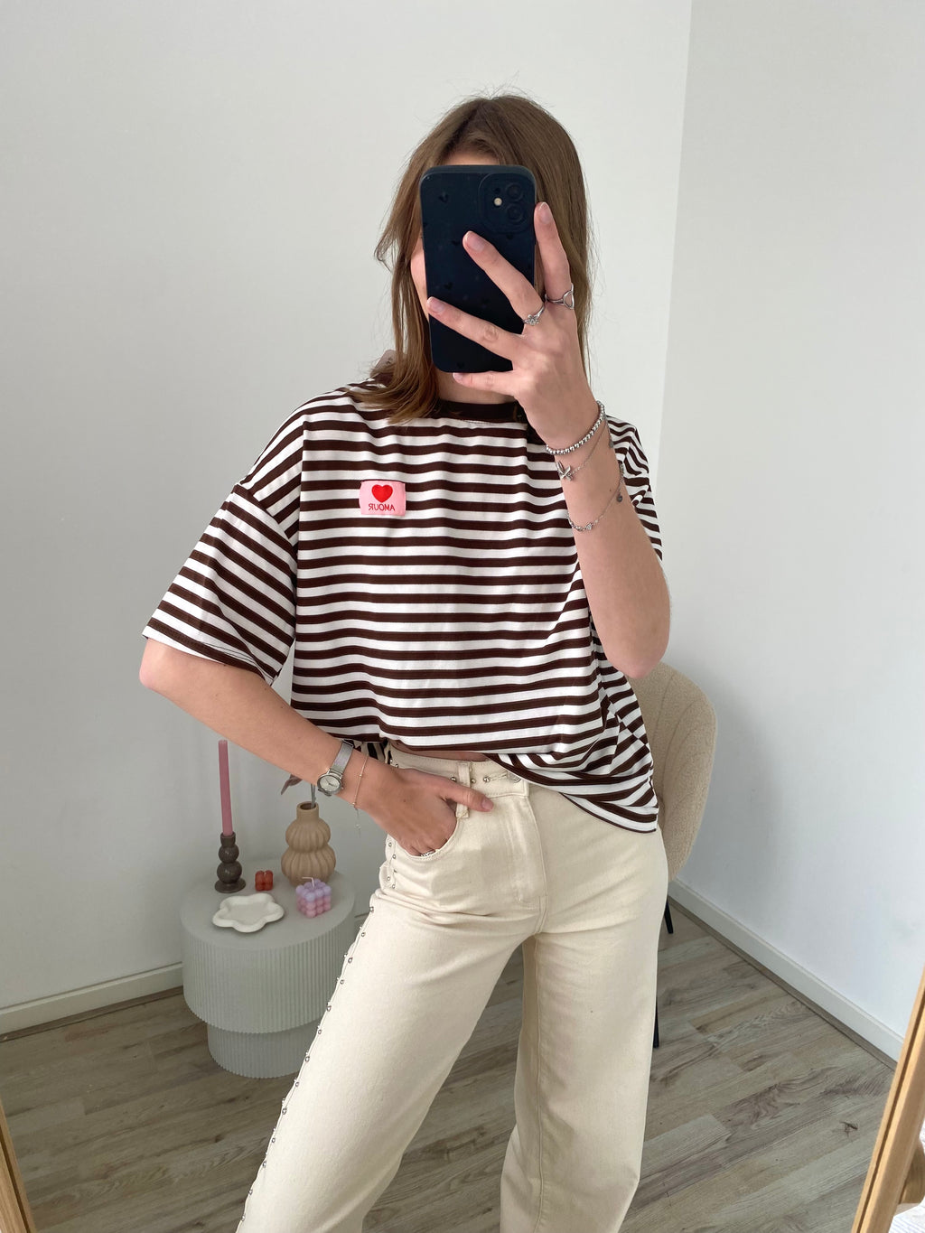 Shirt met korte mouw en strepen en amour label in het bruin met wit