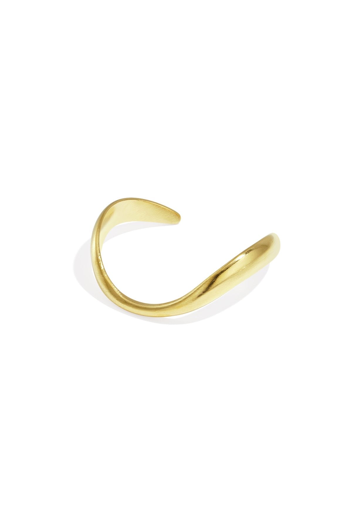 Gouden bangle armband in organische vorm