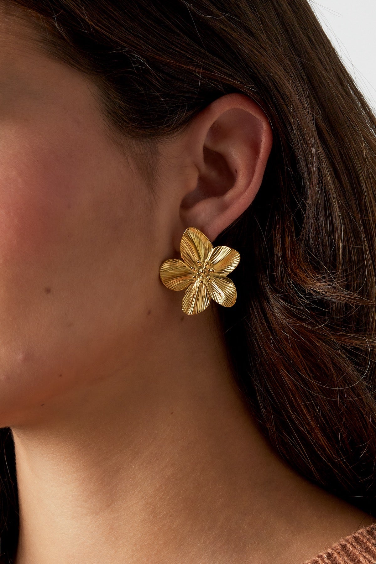 Statement bloemen stud oorbellen in goud