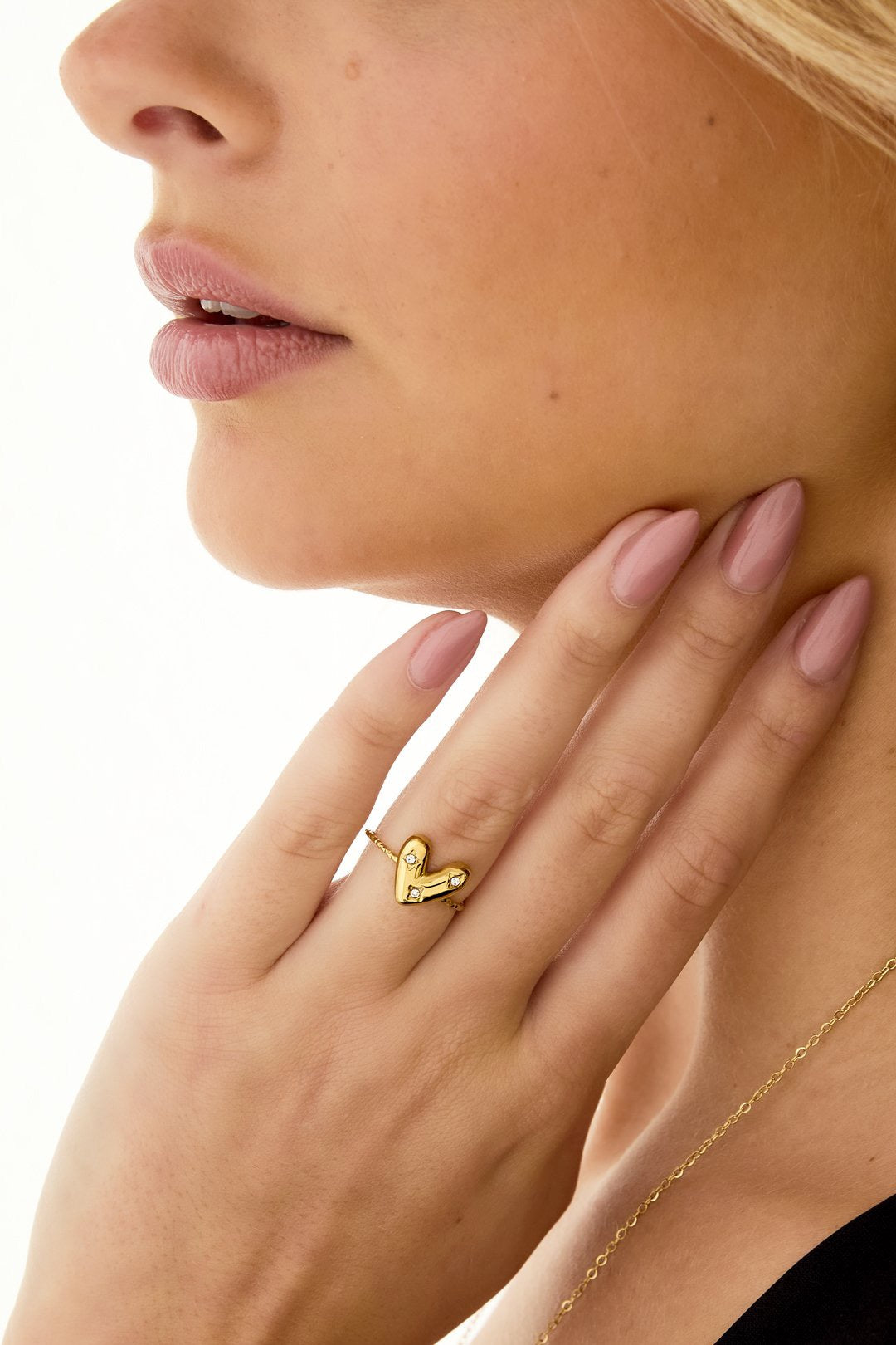 Kleine ring met hartjes en glitter steentjes in het goud