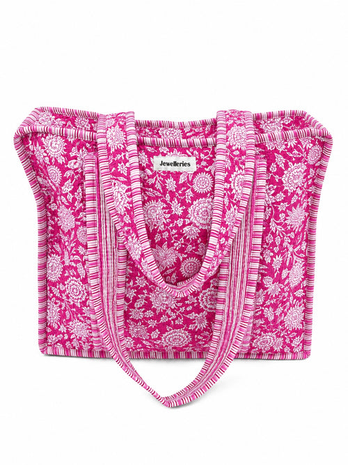 Vrolijke en kleurrijke shopper tas met bloemenprint in het roze met wit met lang hengsel en ritssluiting. De tas voor werk, school of vakantie. 