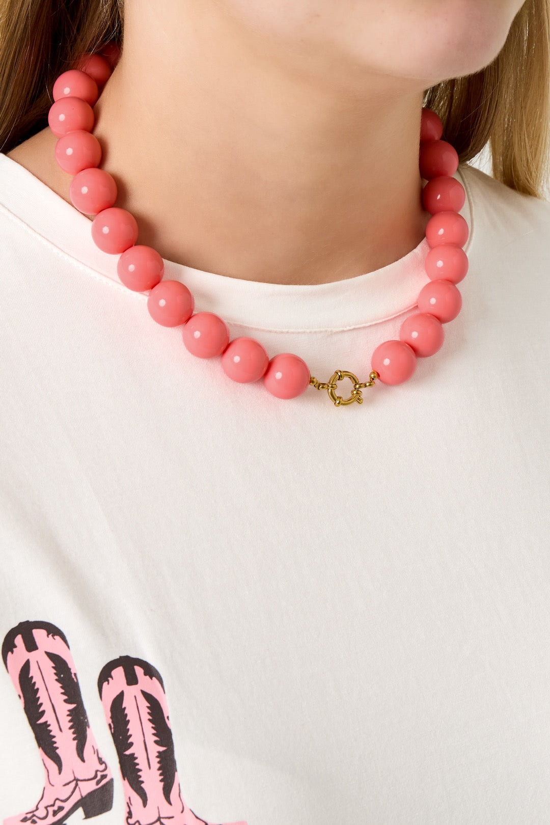 Kralenketting met roze grote kralen en rond gouden slot 
