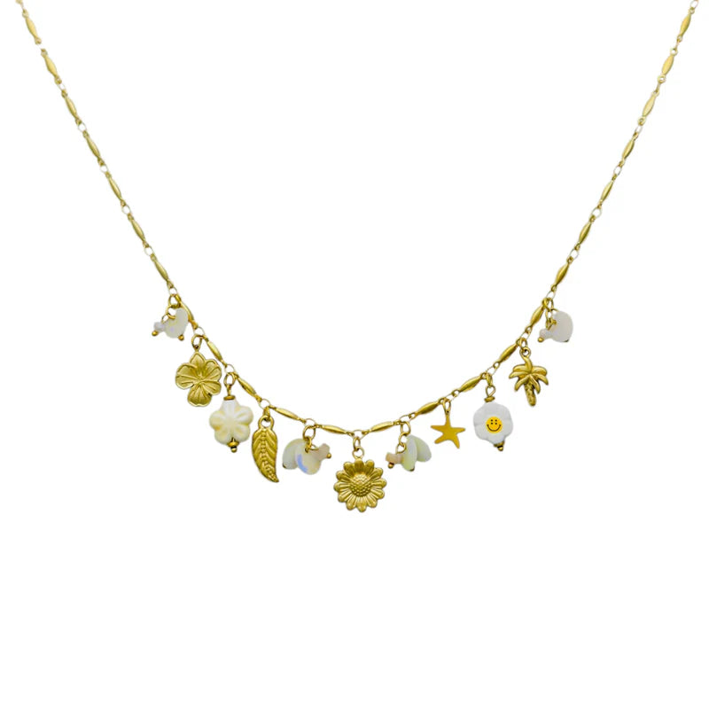 Ketting met bedels van kralen en visjes in het wit