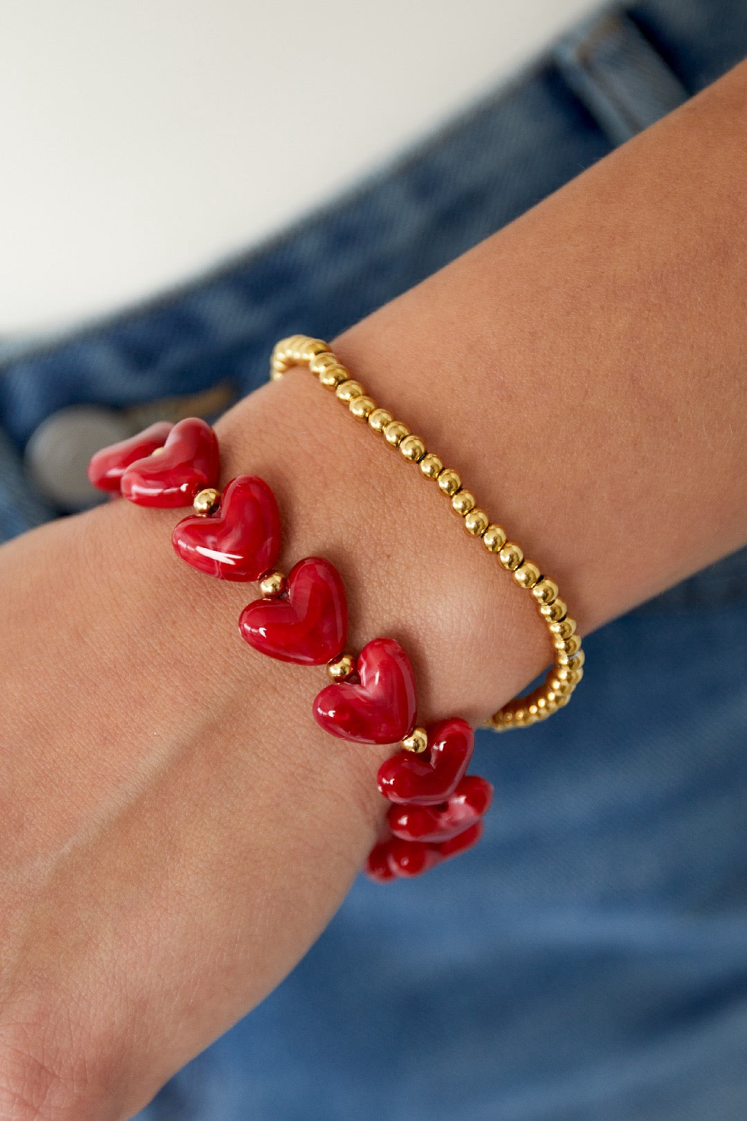 Kralenarmband met gouden kralen om pols