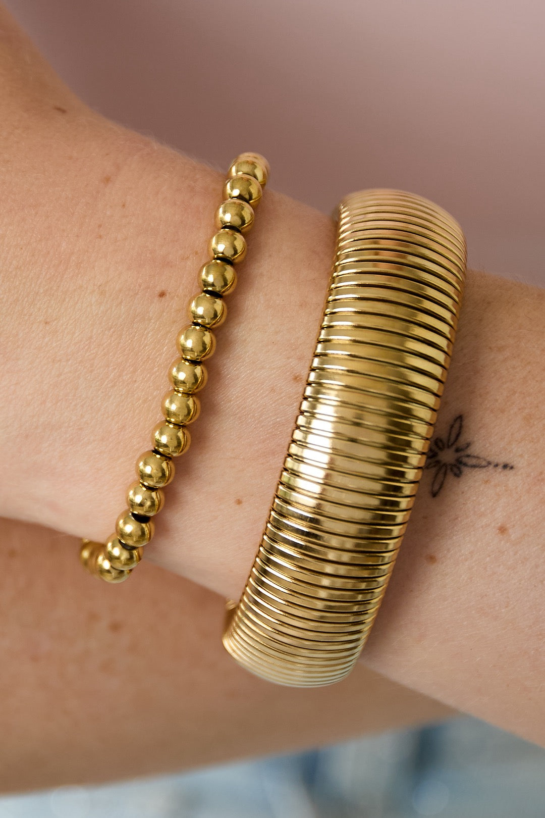 Kralenarmband met gouden kralen van 6 mm om pols